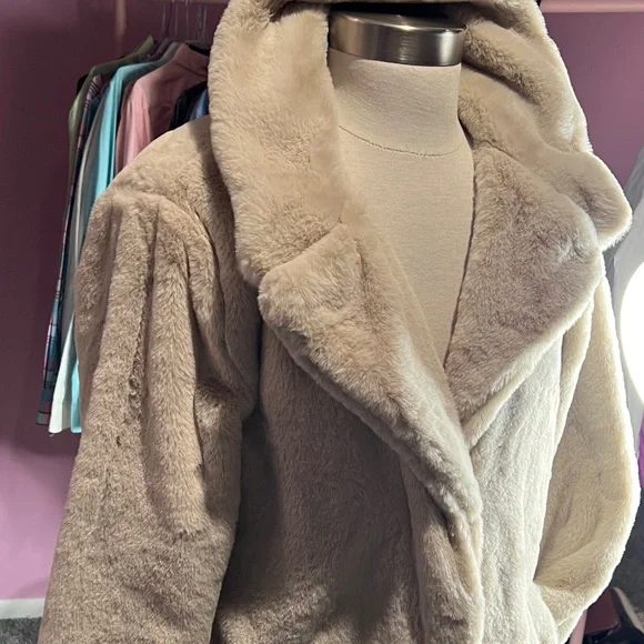 Elegant Cream Faux Fur Coat - Picture 3 of 3